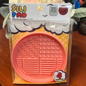 Silicone makeup brush cleaner